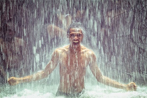 梦见瀑布淋身是什么意思 梦见瀑布淋身是什么意思