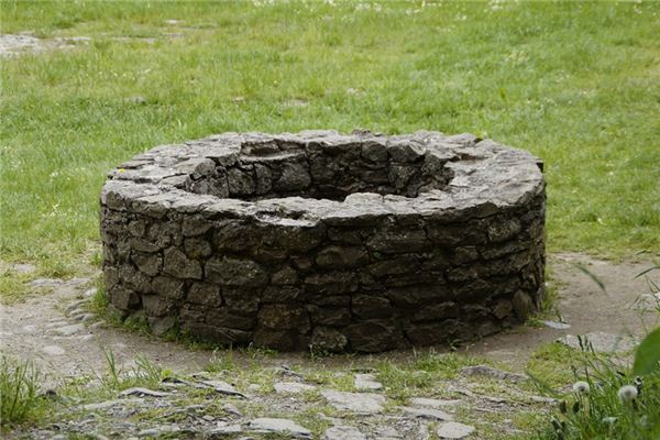 梦见落入井中是什么意思 梦见落入井中是什么意思